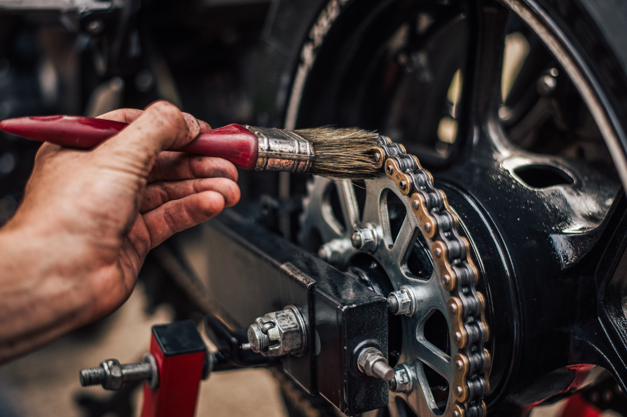 Come pulire una catena moto: i vari passaggi da compiere